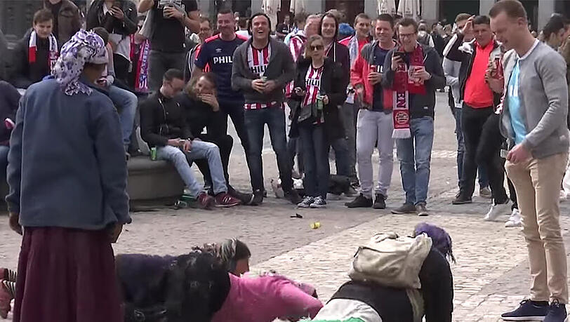 Diese Bettler machten sogar Liegestützen vor den PSV-Fans. Statt Geld gab es von den Asozialen Bier in die Sammelbecher der Bedürftigen. Diese Bettler machten sogar Liegestützen vor den PSV-Fans. Statt Geld gab es von den Asozialen Bier in die Sammelbecher der Bedürftigen.