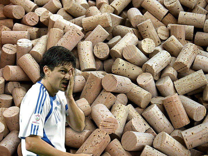 Jari Litmanen (Malmö FF) bekommt einen Flaschenkorken ins Auge geschossen - vom eigenen Sportchef. Mehrere Monate Pause wegen einer Netzhautverletzung. (Symbolbild)