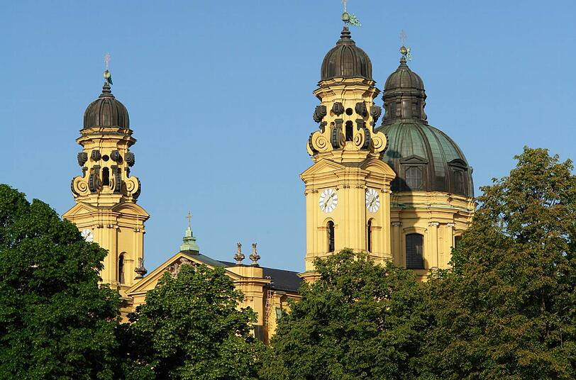 Immer wieder schön: Der Blick vom Hofgarten auf die Theatinerkirche