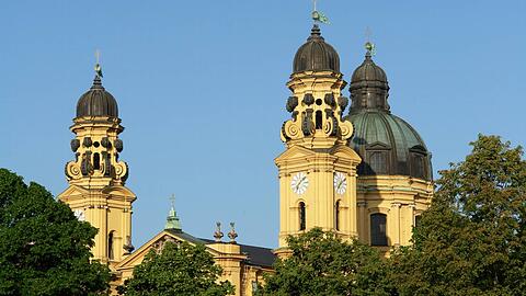 Immer wieder schön: Der Blick vom Hofgarten auf die Theatinerkirche
