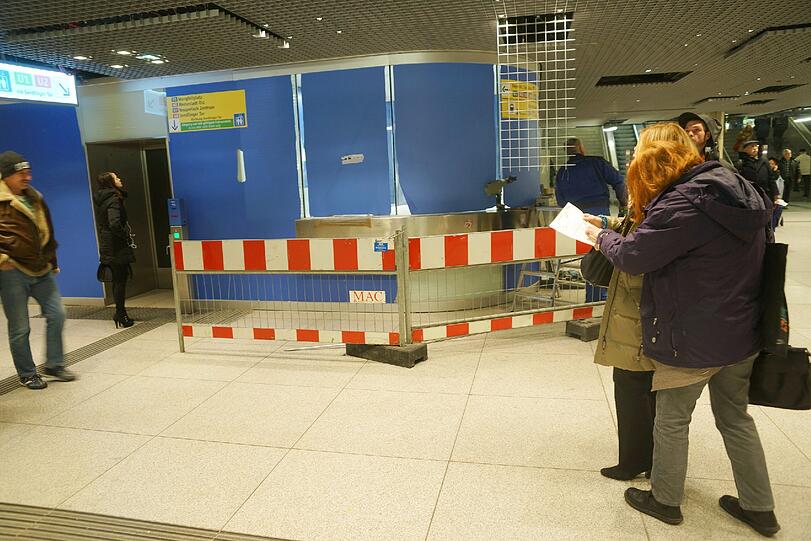 "Verkaufsräume und Servicestellen sind nun an der Westseite konzentriert", so die MVG, "auf der Ostseite des Gebäudes wurden Info-Vitrinen und Fahrkartenautomaten angeordnet".