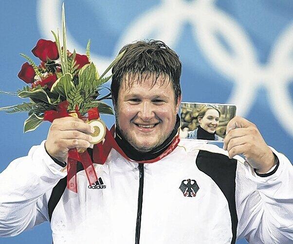 Das Bild seiner verstorbenen Frau Susann hat Matthias Steiner immer dabei - natürlich auch bei der Siegerehrung.