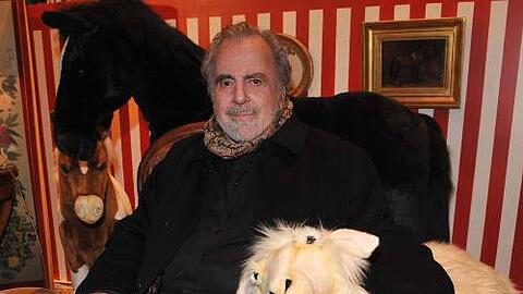 Im Reich der (Stoff)-Tiere: Maximilian Schell besucht Gut Aiderbichl &ndash; und will gleich ein Kälbchen adoptieren.