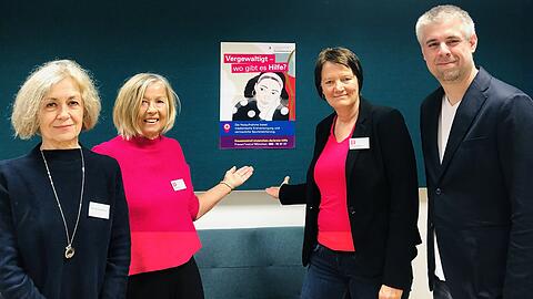 Rechtsanw&auml;ltin Barbara Kaniuka, Ingrid Reif und Maike Bublitz vom Frauennotruf und Christian Lechner vom Klinikum Harlaching (von links nach rechts) pr&auml;sentieren das Plakat, das Frauen informiert, wo sie nach einer Vergewaltigung Hilfe bekommen.