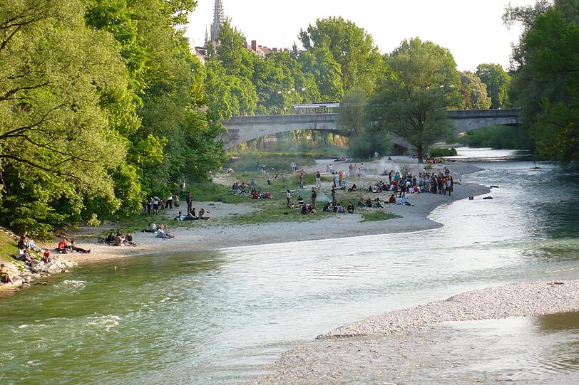 Auch München zeigt sich im Sommer von seiner schönsten Seite und sollte daher durchaus als Urlaubsziel in Erwägung gezogen werden. Die glasklare Isar lädt zum Baden ein, der Eisbach zum Surfen oder Floaten und die Biergärten zum Genuss bayrischer Schmankerl. Das breite Kunst- und Kulturangebot rundet einen Urlaub in Bayerns Landeshauptstadt perfekt ab. Auch München zeigt sich im Sommer von seiner schönsten Seite und sollte daher durchaus als Urlaubsziel in Erwägung gezogen werden. Die glasklare Isar lädt zum Baden ein, der Eisbach zum Surfen oder Floaten und die Biergärten zum Genuss bayrischer Schmankerl. Das breite Kunst- und Kulturangebot rundet einen Urlaub in Bayerns Landeshauptstadt perfekt ab.