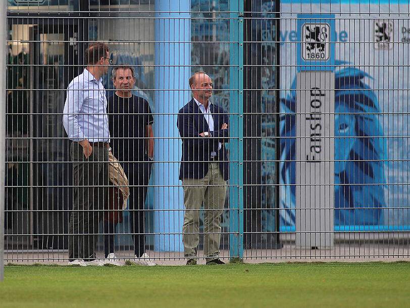 Der vorl&auml;ufige Insolvenzverwalter Max Liebig (rechts) am Trainingsgel&auml;nde des TSV 1860.