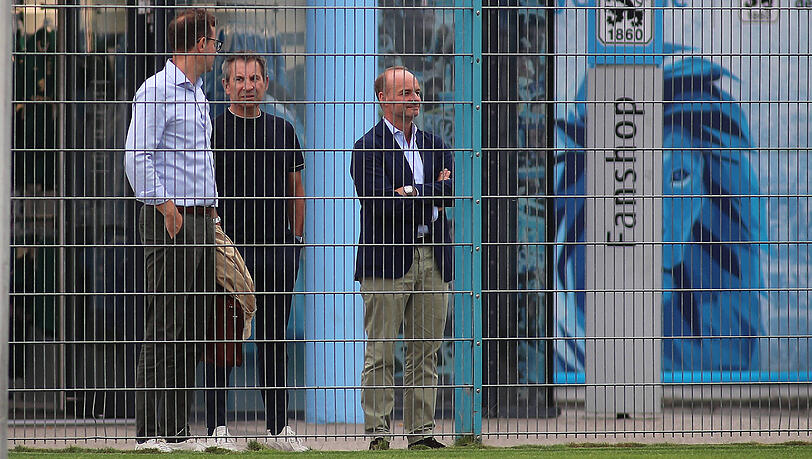 Der vorläufige Insolvenzverwalter Max Liebig (rechts) am Trainingsgelände des TSV 1860. Der vorläufige Insolvenzverwalter Max Liebig (rechts) am Trainingsgelände des TSV 1860.