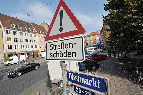 Die Autos sollen weichen und am Obstmarkt den Fußgängern mehr Raum geben. Parkplätze sollen verschwinden und die Fahrbahnen schmaler werden. Im Norden sind Bäume vorgesehen.