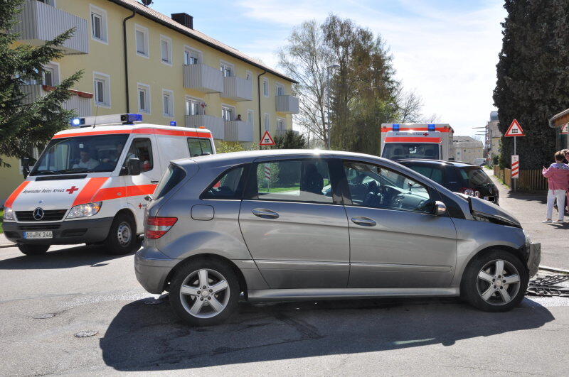 Ein Mercedesfahrer missachtet die Vorfahrt und knallt in einen VW.