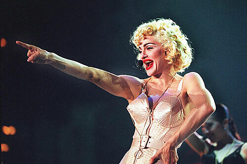 ..und so gibt es immer wieder Nachahmer. Diese junge Dame erinnert von der Frisur vielleicht sehr an Marilyn Monroe, avancierte jedoch durch ihren provokanten Stil selbst zu Stilikone: Madonna.