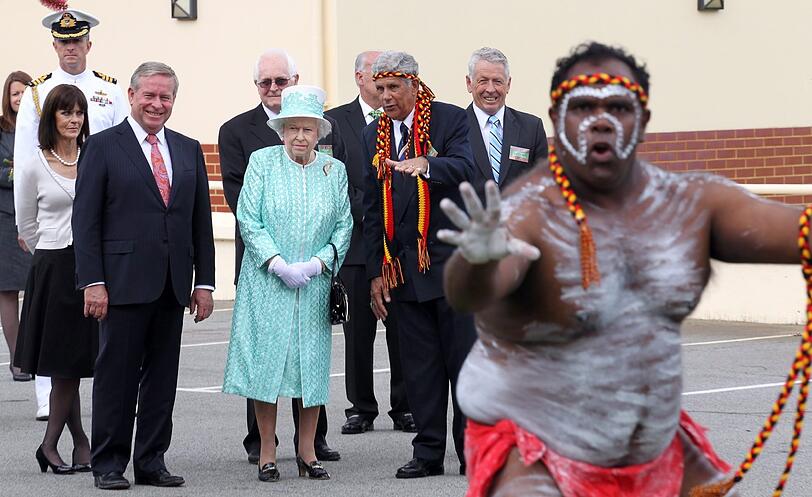 ...wie tanzende nackte Männer - so not royal!