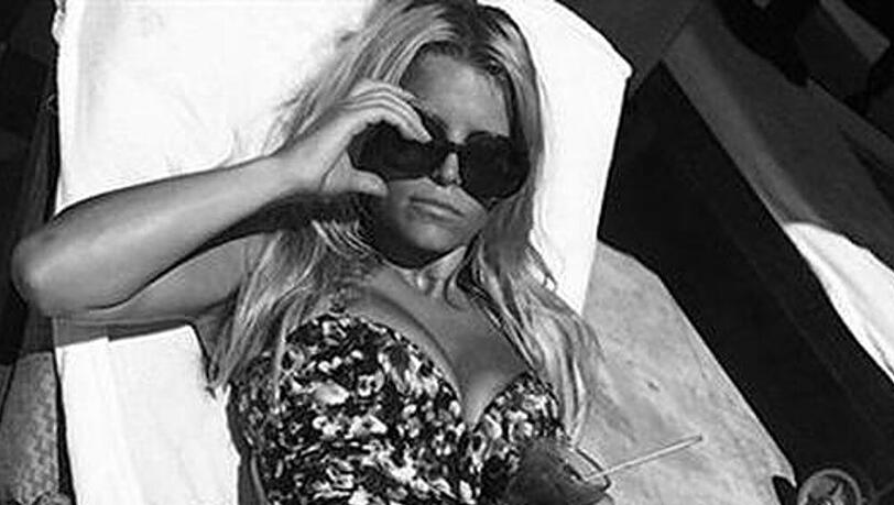 Jessica Simpson genießt entspannt ihre Flitterwochen Jessica Simpson genießt entspannt ihre Flitterwochen