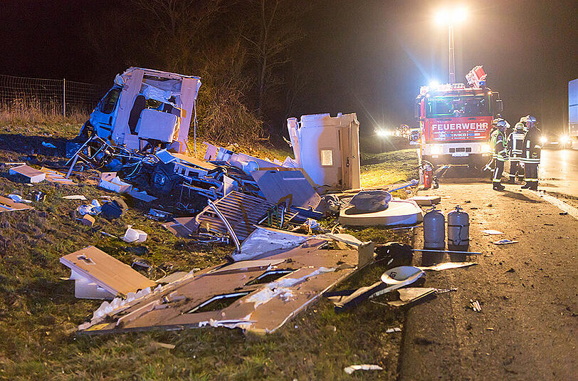Bilder vom Unfallort in Altdorf: Auf der A3 kollidierte ein Wagen mit einem Wohnmobil, welches vollkommen zerfetzt wurde.