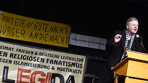 Jürgen Elsässer spricht auf einer Kundgebung der Legida-Bewegung. An diesem Montagabend sollte er eigentlich als Pegida-Gast in München sein.