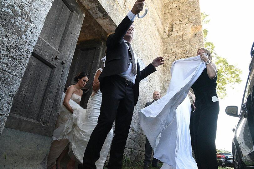 Die beiden gaben sich im italienischen San Galgano in der Provinz Siena das Ja-Wort.