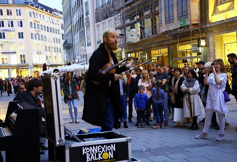 Münchner Lebenslust bei Straßenmusikern am Marienplatz.