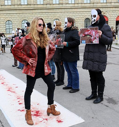 Anlass der Aktion: der "Fur-Free-Friday", der pelzfreie Freitag.