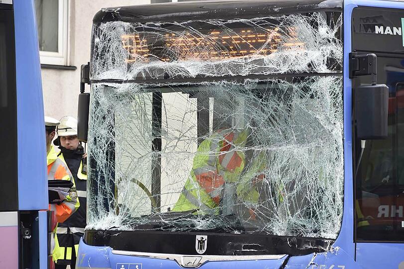 Auf der Plinganser Straße kollidieren zwei Linienbusse. Eine Stunde war sie komplett gesperrt.