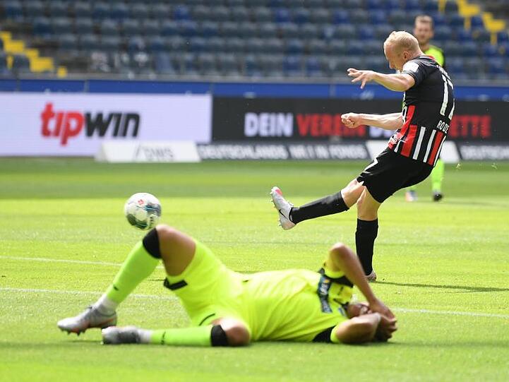 Sebastian Rode (r) brachte Eintracht Frankfurt gegen SC Paderbon in Führung.