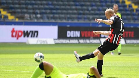 Sebastian Rode (r) brachte Eintracht Frankfurt gegen SC Paderbon in Führung.