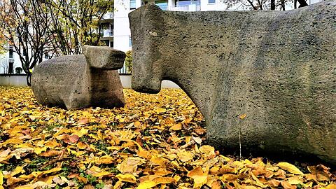 Man sieht sie kaum hinterm Zaun, aber die beiden Rinder an der Thiemestraße 3 stammen aus der Werkstatt von Fritz Koenig.
