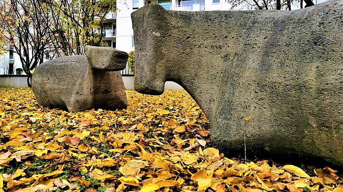 Man sieht sie kaum hinterm Zaun, aber die beiden Rinder an der Thiemestraße 3 stammen aus der Werkstatt von Fritz Koenig.