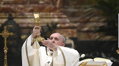 Papst Franziskus bei einer Messe an Heiligabend im Petersdom.