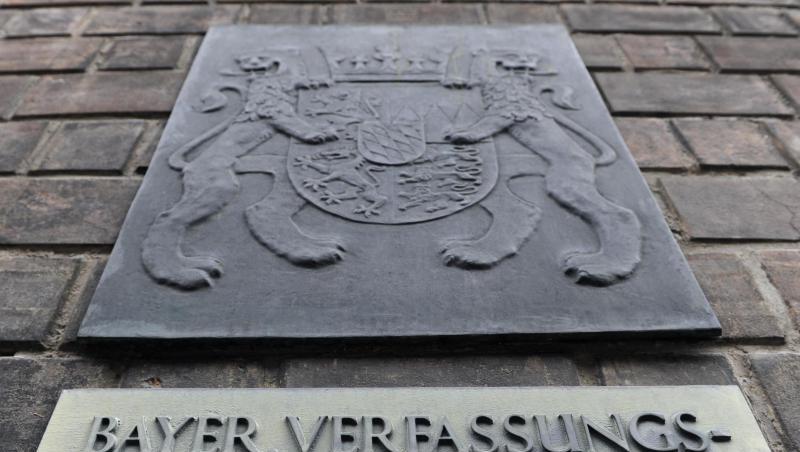 Ein Schild weist auf den bayerischen Verfassungsgerichtshof hin.