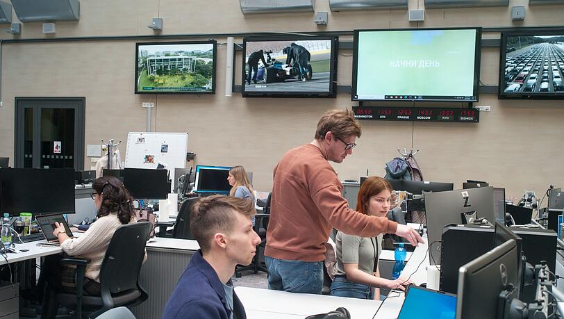 Journalisten arbeiten im Newsroom des US-Auslandssenders Radio Free Europe/Radio Liberty (RFE/RL) in Prag. (Archivbild)