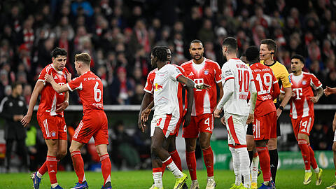 Aleksandar Pavlovic musste von Joshua Kimmich zur&uuml;ckgehalten werden.