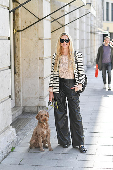Influencerin Julia Pohl mit Hund "Holly".