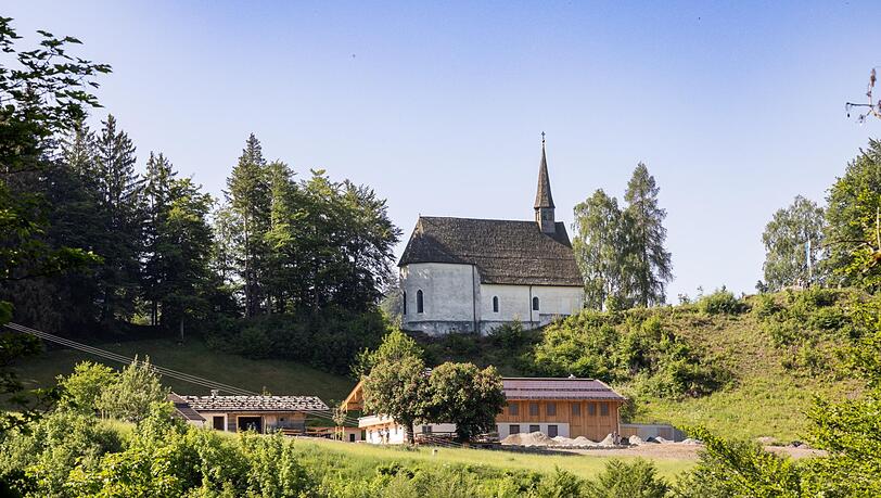 Was für ein Bilderbuch-Ensemble: unten der Gasthof, oben das historisch einmalige Streichen-Kirchlein. Was für ein Bilderbuch-Ensemble: unten der Gasthof, oben das historisch einmalige Streichen-Kirchlein.