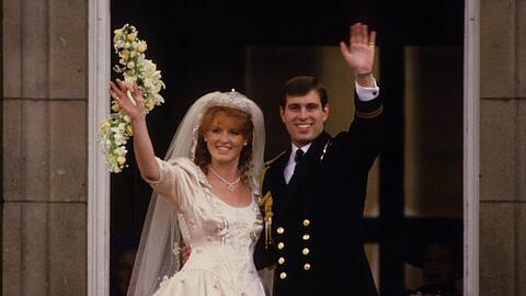 Sarah Ferguson und der damalige Prinz Andrew bei ihrer Hochzeit 1986.