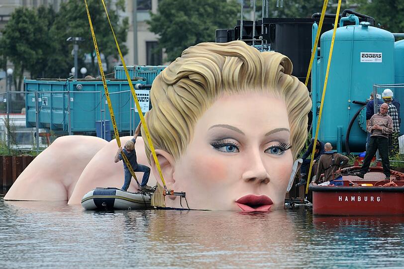 Hier wird die Riesen-Nixe in der Hamburger Binnenalster zu Wasser gelassen. Sie soll dort - wie in einer Badewanne - den Sommer genießen. Ein Hindernis-Parcour für die Dampfer.