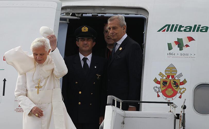 Papst Benedikt XVI. ist zu seinem ersten offiziellen Staatsbesuch in Deutschland eingetroffen.