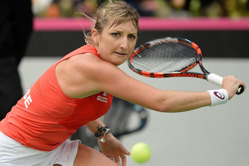 Spitzenspielerin Kerber besiegte Timea Bacsinszky mit einer Klasse-Leistung leicht und locker 6:1, 6:3 und sorgte damit für den ersten deutschen Punkt im Viertelfinal-Duell mit der Schweiz.