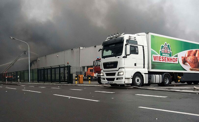 Kilometerweit waren die Rauchschwaden zu sehen: Ein Großbrand beim Geflügelproduzenten Wiesenhof in Lohne hat einen erheblichen Schaden verursacht.