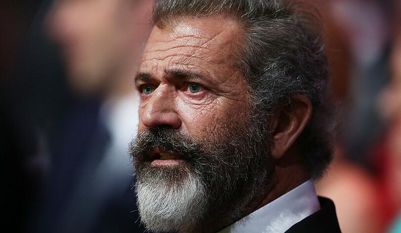 Mel Gibson, mit "Hacksaw Ridge - Die Entscheidung" derzeit Anwärter auf einen Regieoscar, macht sich gerade mit dem "Suicide Squad" vertraut.