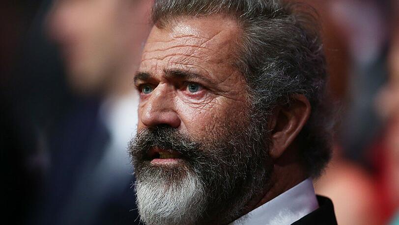 Mel Gibson, mit "Hacksaw Ridge - Die Entscheidung" derzeit Anwärter auf einen Regieoscar, macht sich gerade mit dem "Suicide Squad" vertraut.