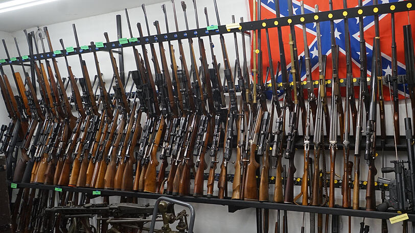 Gewehre und Karabiner stehen dicht an dicht in der Waffensammlung.