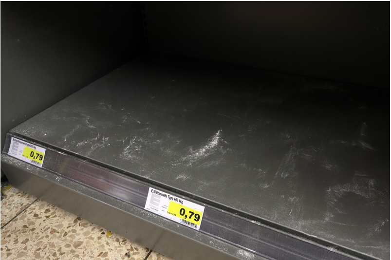 Nordrhein-Westfalen, Siegen: Im Regal eines Supermarktes ist das Fach für das Mehl leer. Die Angst vor dem Coronavirus sorgt inzwischen für erste Hamsterkäufe in Deutschland. Zahlreiche Handelsketten berichteten am Freitag bei einer Umfrage der Deutschen Presse-Agentur von teilweise deutlich erhöhten Verkaufszahlen bei Produkten wie Konserven oder Desinfektionsmitteln. Kurzfristig sei es in einigen Läden dadurch auch zu Engpässen gekommen.