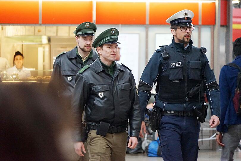 Gemeinsam auf Streife: Bundespolizisten (in blauer Uniform) und Beamte des Münchner Präsidiums im Hauptbahnhof.
