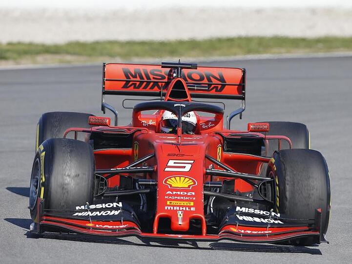 Sebastian Vettel verursachte mit seinem Ferrari einen Unfall.