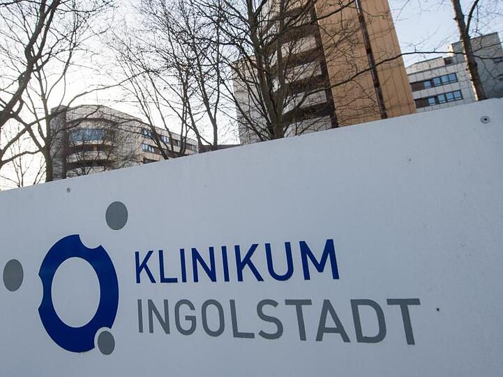 Ein Schild mit der Aufschrift "Klinikum Ingolstadt" vor dem Krankenhaus. Foto: Armin Weigel/Archiv
