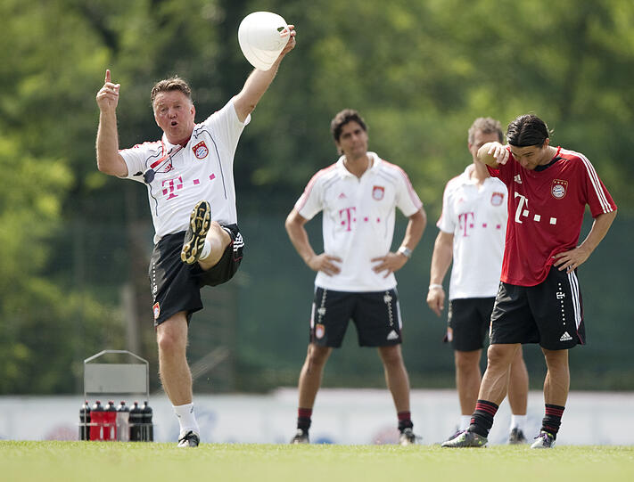 Bayern-Trainer Louis van Gaal (l.) macht im Training vor, wie's funktioniert.