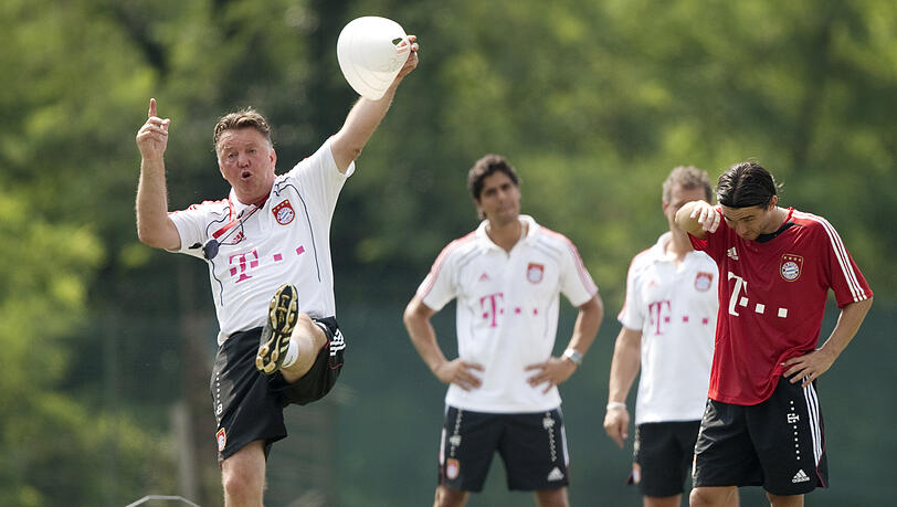 Bayern-Trainer Louis van Gaal (l.) macht im Training vor, wie's funktioniert. Bayern-Trainer Louis van Gaal (l.) macht im Training vor, wie's funktioniert.