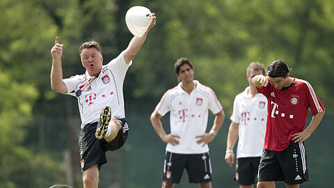 Bayern-Trainer Louis van Gaal (l.) macht im Training vor, wie's funktioniert.