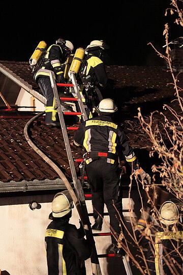 Zu einem Garagenbrand in Dörfl wurden mehrere Feuerwehren alarmiert. Das Feuer ist vermutlich im Dachbereich der Garage ausgebrochen und griff auf das Wohnhaus über.