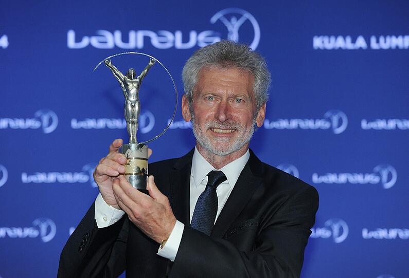 Paul Breitner nahm im März den Laureus-Award für den FC Bayern entgegen.