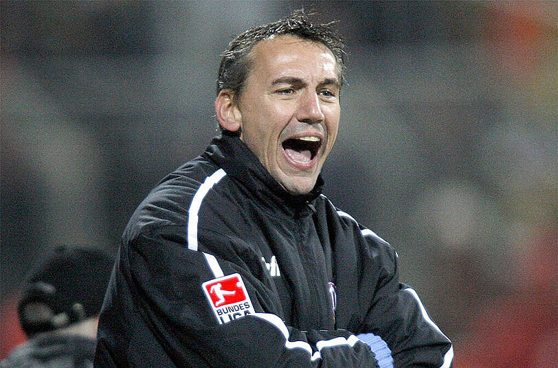 Bereits als Co-Trainer im Verein, folgte Peter Pacult am 18. Januar 2001 Werner Lorant nach. Bis zum 12. März 2003 blieb er bei 1860.